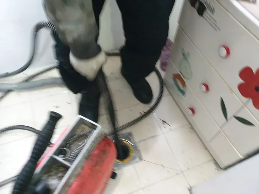고압세척 호스와 릴 장비가 배관 작업 현장에 놓인 모습