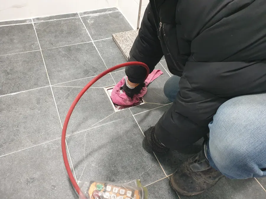 고압세척 장비의 호스 릴이 작동하는 모습