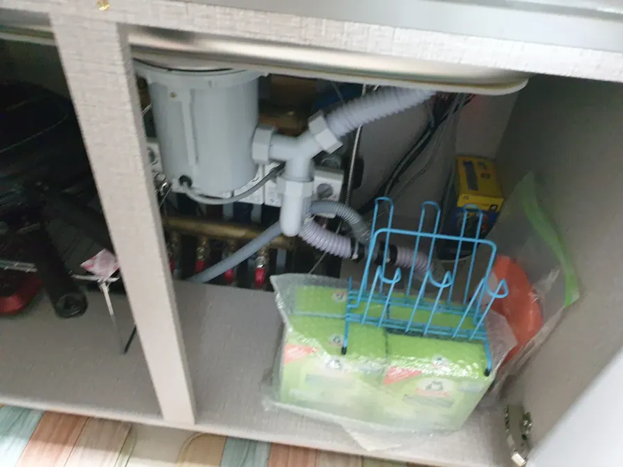 하부장 내부 배관과 정리함