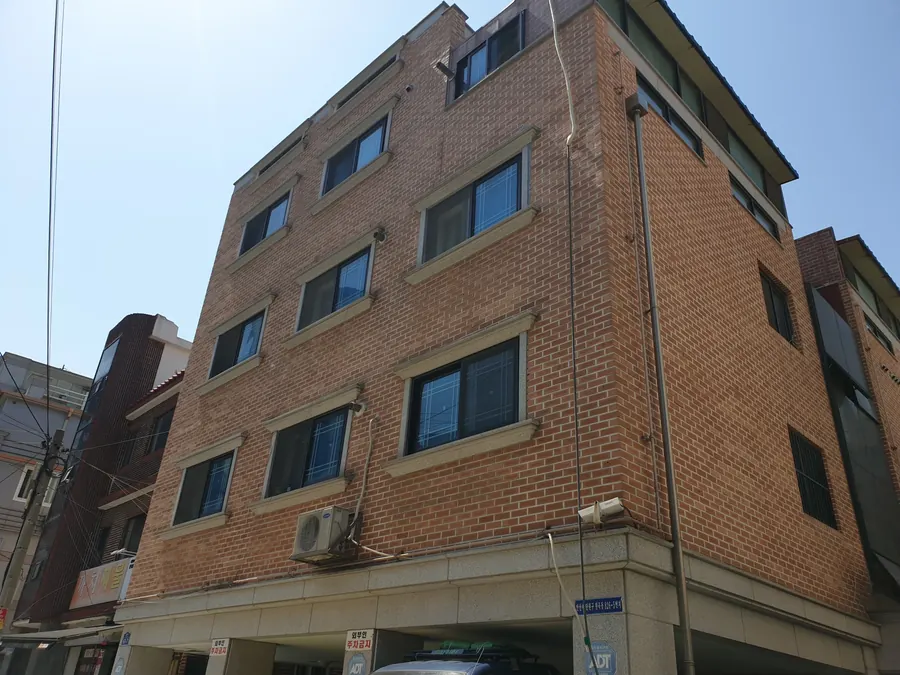 다세대주택 외관, 배관 점검을 위해 방문하는 건물