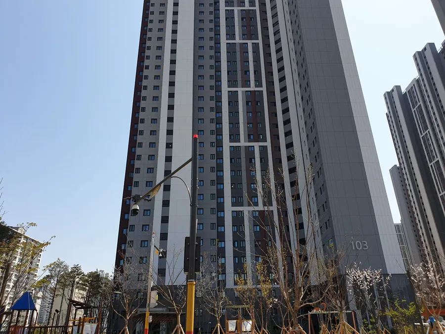 오피스텔 건물 외관과 저층 배관 라인