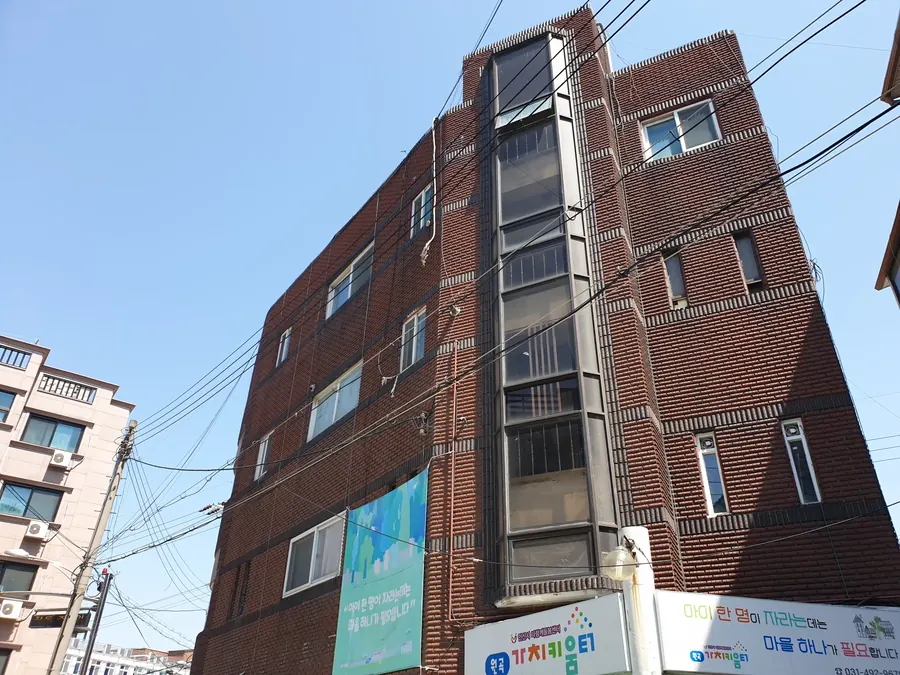 아파트 단지 외관과 배관이 지나는 저층부 모습