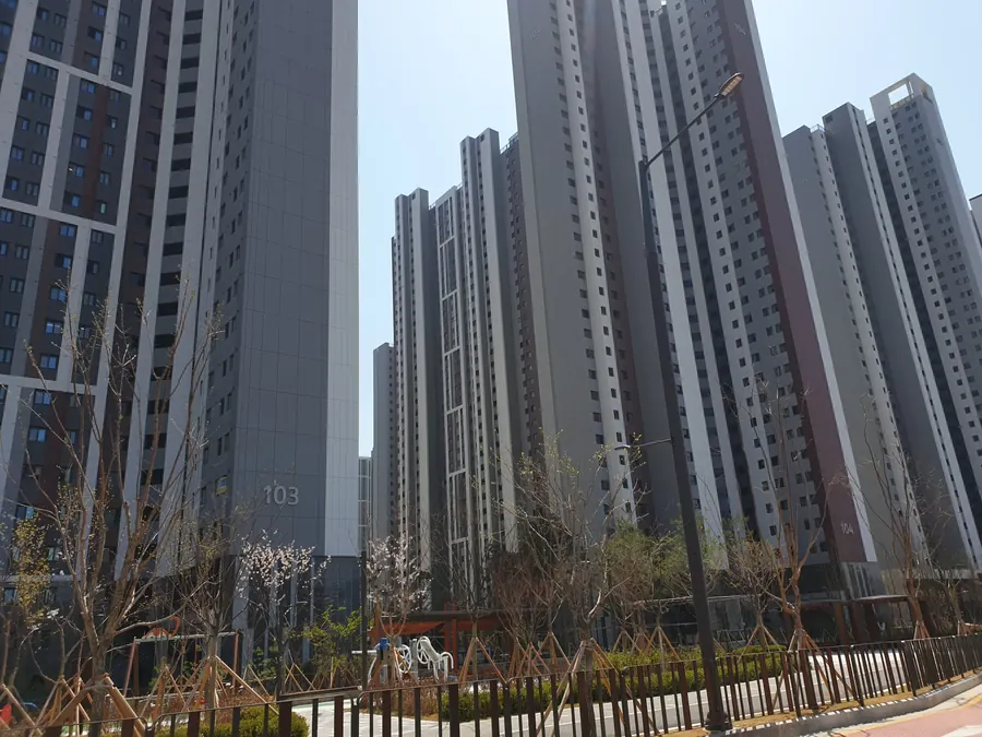 아파트 동 외벽과 배관 설비함 위치