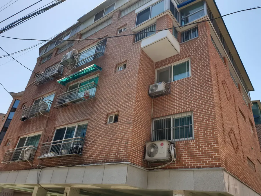 아파트 저층 세대 인근 배관 노출 구간