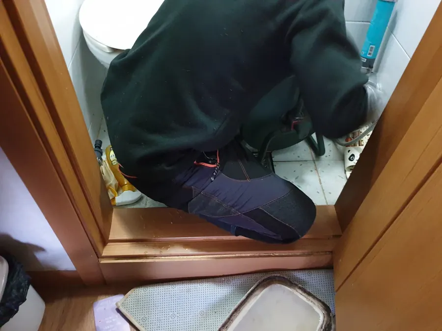 싱크대 배관 작업을 위해 장비를 준비하는 기술자